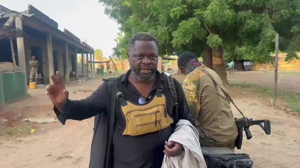 Des soldats des FACA et leurs alliés en patrouille dans les rues d'Am-Dafock